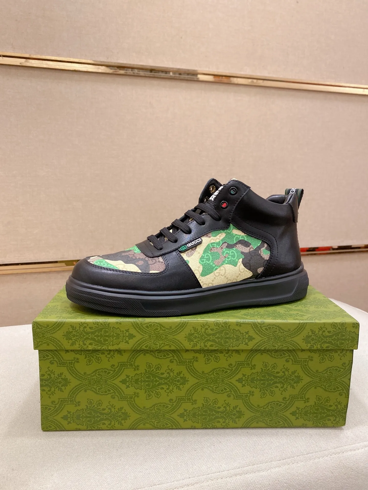 Factory price: 420💰 (GUCCI) The latest model from the official website🎁🎁Casual and fashionable men's shoes👟, hot style💥The version is simple and elegant, exclusive for trendy men. The unique latest brand elements from the official website👑Original Gucci decoration, fashionable and generous, the fabric is original cowhide ✅Mesh breathable lining, the official website specifies wear-resistant casual outsole, the classic model is taken in kind at the counter🎬38-44 (can be customized for 45 non-refundable)